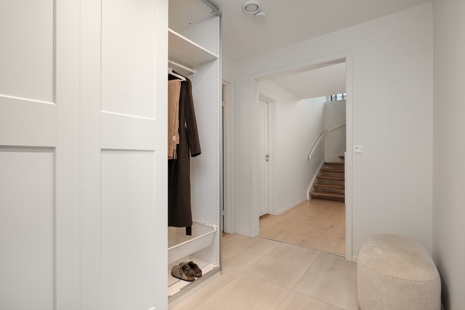 Gang med garderobeskap Galleribilde