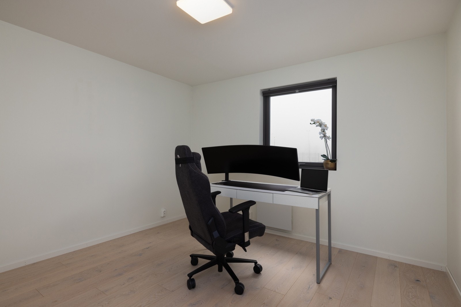 Boligen er innredet med totalt fire soverom, tre i første etasje og en i andre Galleribilde