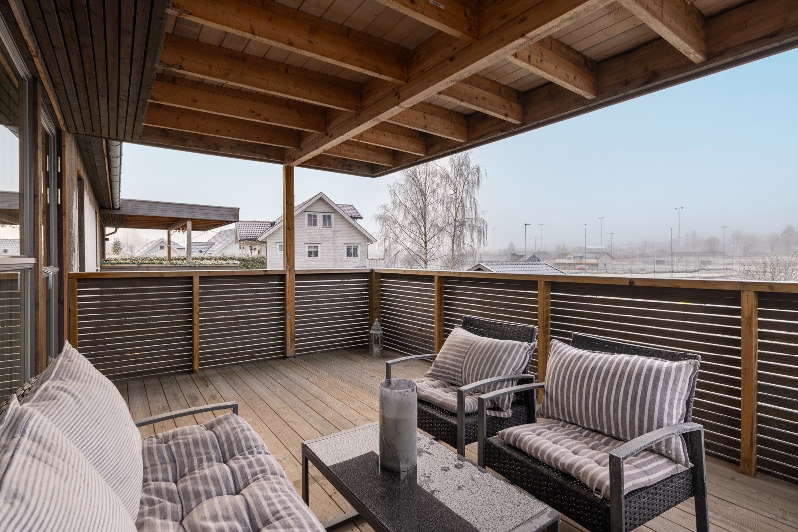 Fra stuen oppe er det utgang til solrik og romslig balkong Galleribilde