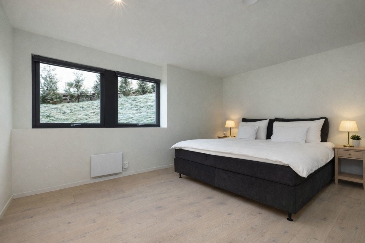 Soverom med god plass til stor seng og garderobeskap Galleribilde