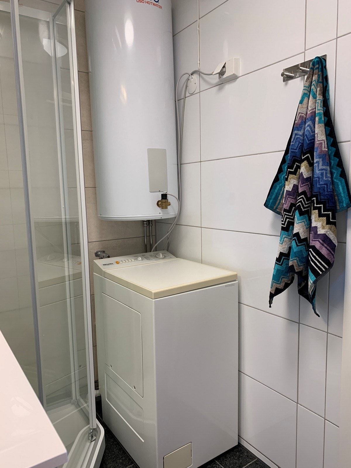 Det er toppmatet vaskemaskin på badet. Galleribilde