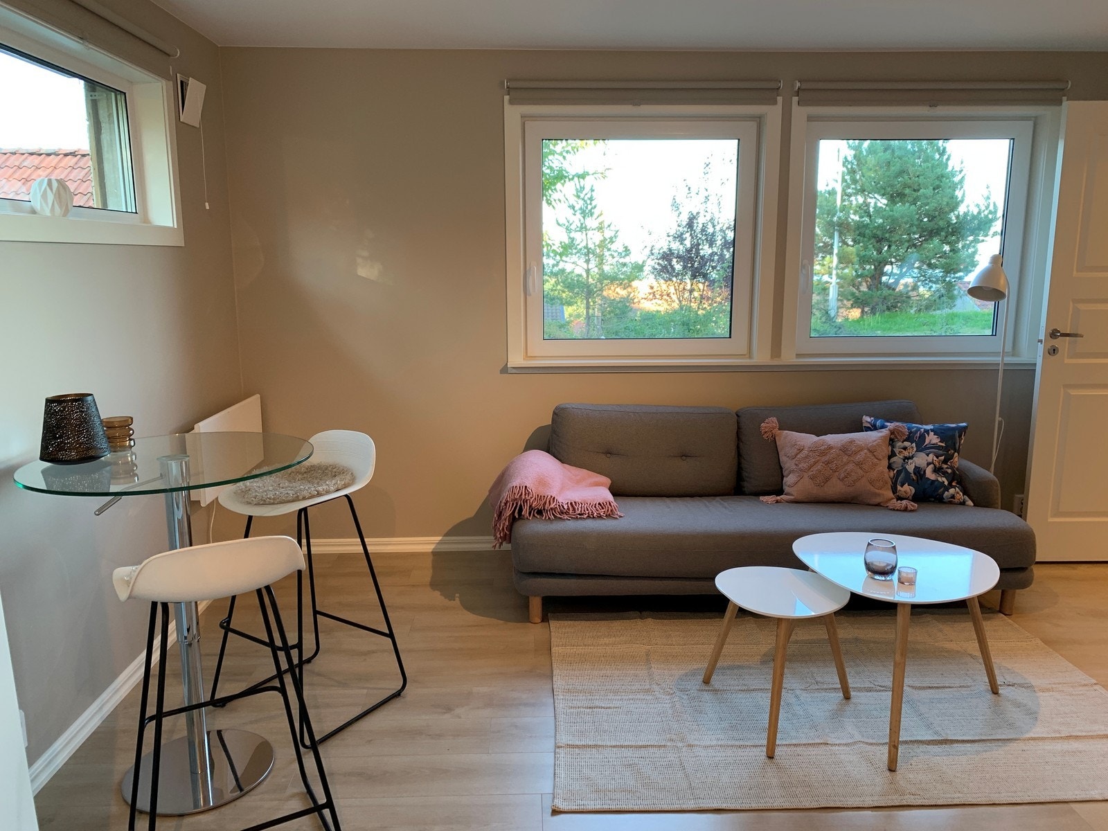 Stuen i leiligheten er lys med flere vinduer. Galleribilde