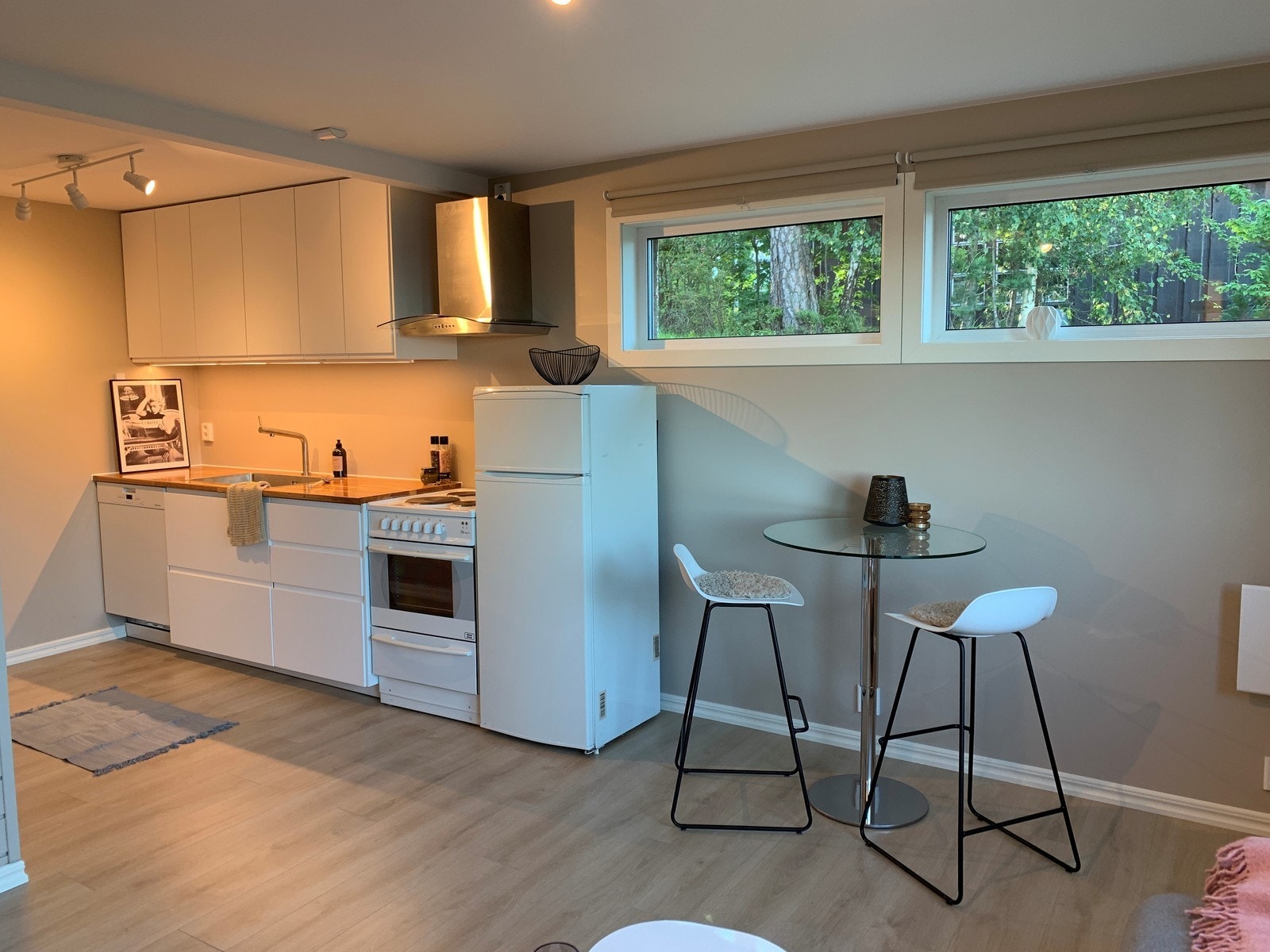 Kjøkkendel med hvitevarer. Galleribilde