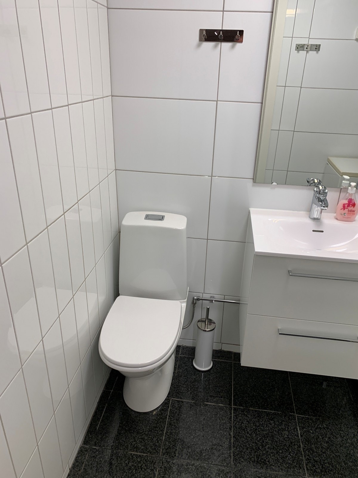 Det er gulvstående toalett på badet. Galleribilde