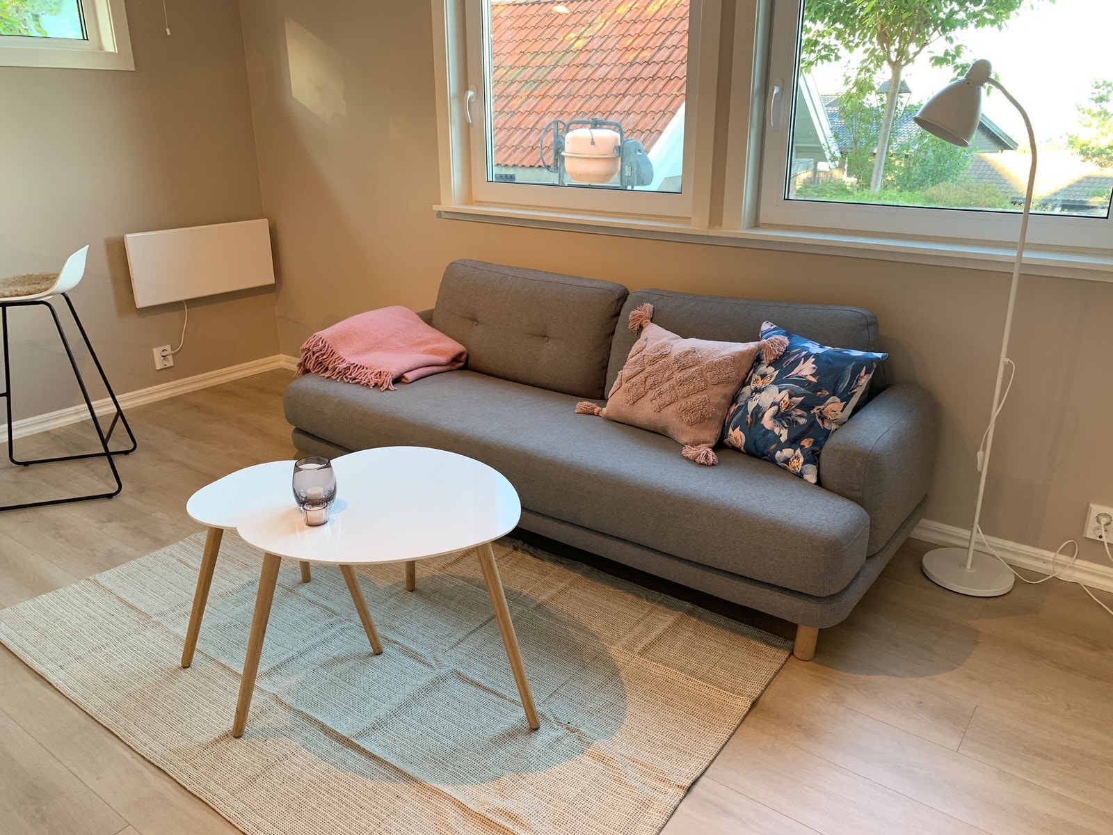 I stuen er det plass til både spisebord og en salong. Galleribilde