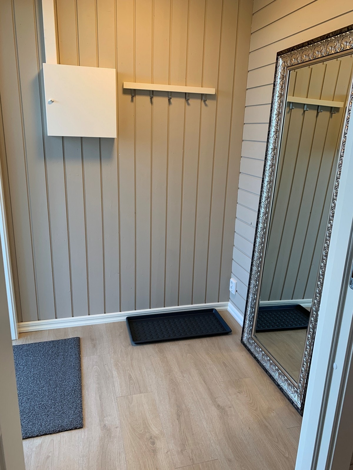 Gang i leiligheten hvor det er plass til skohyller og evt. kommode. Galleribilde