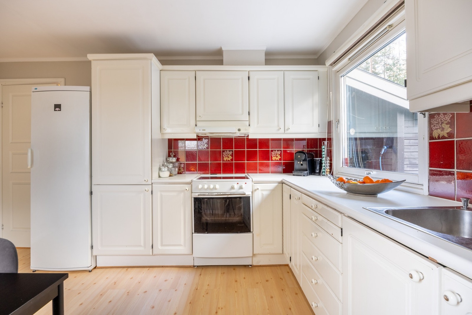 Kjøkkenet har kjøleskap med frysedel, komfyr med platetopp, samt oppvaskmaskin. Galleribilde