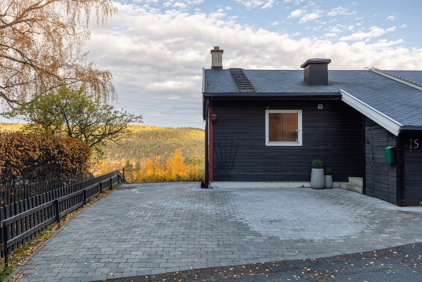 Boligen har biloppstillingsplass foran boligen ved inngangsparti, samt garasjeplass i felles anlegg. Galleribilde