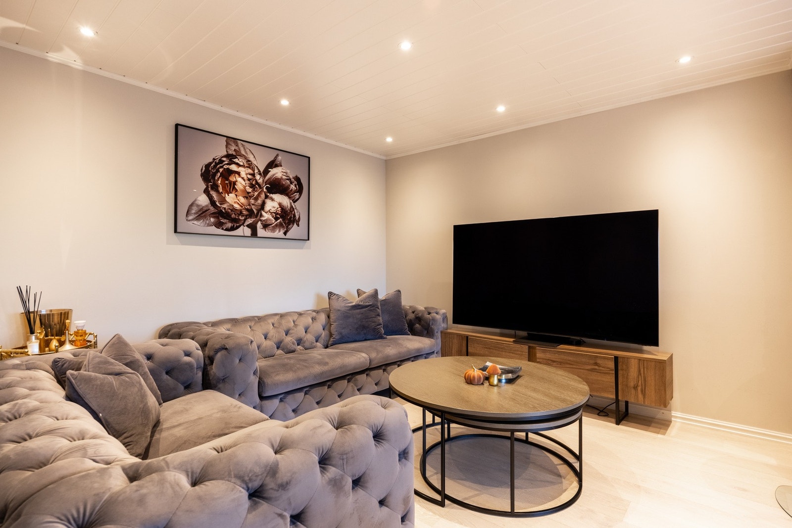 Overflatene er malt i en moderne og behagelig fargetone, og taket har behagelig downlightsbelysning. Galleribilde