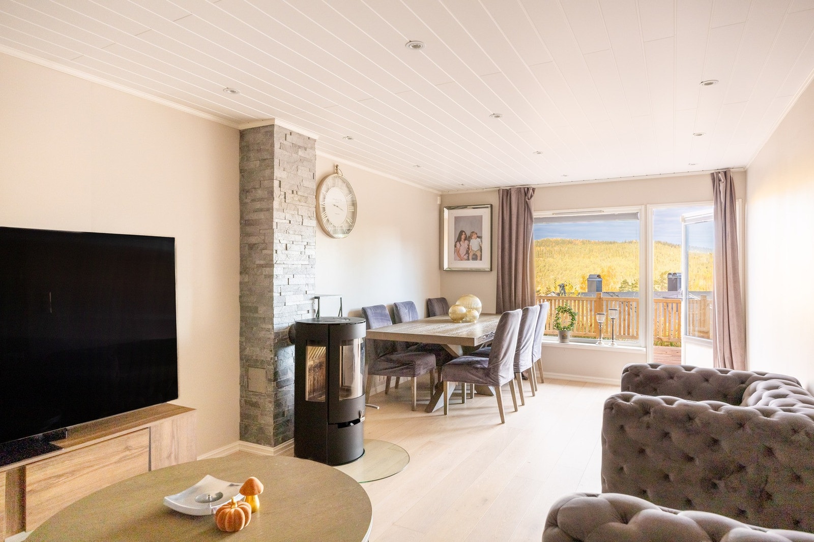 Lys og innbydende stue med en god planløsning. Galleribilde