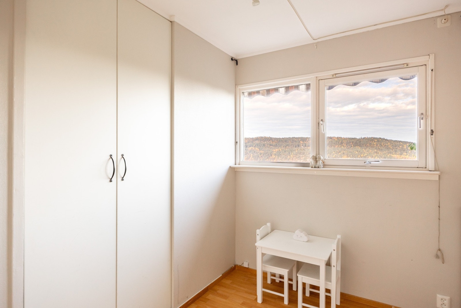 Medfølgende garderobeskap. Galleribilde