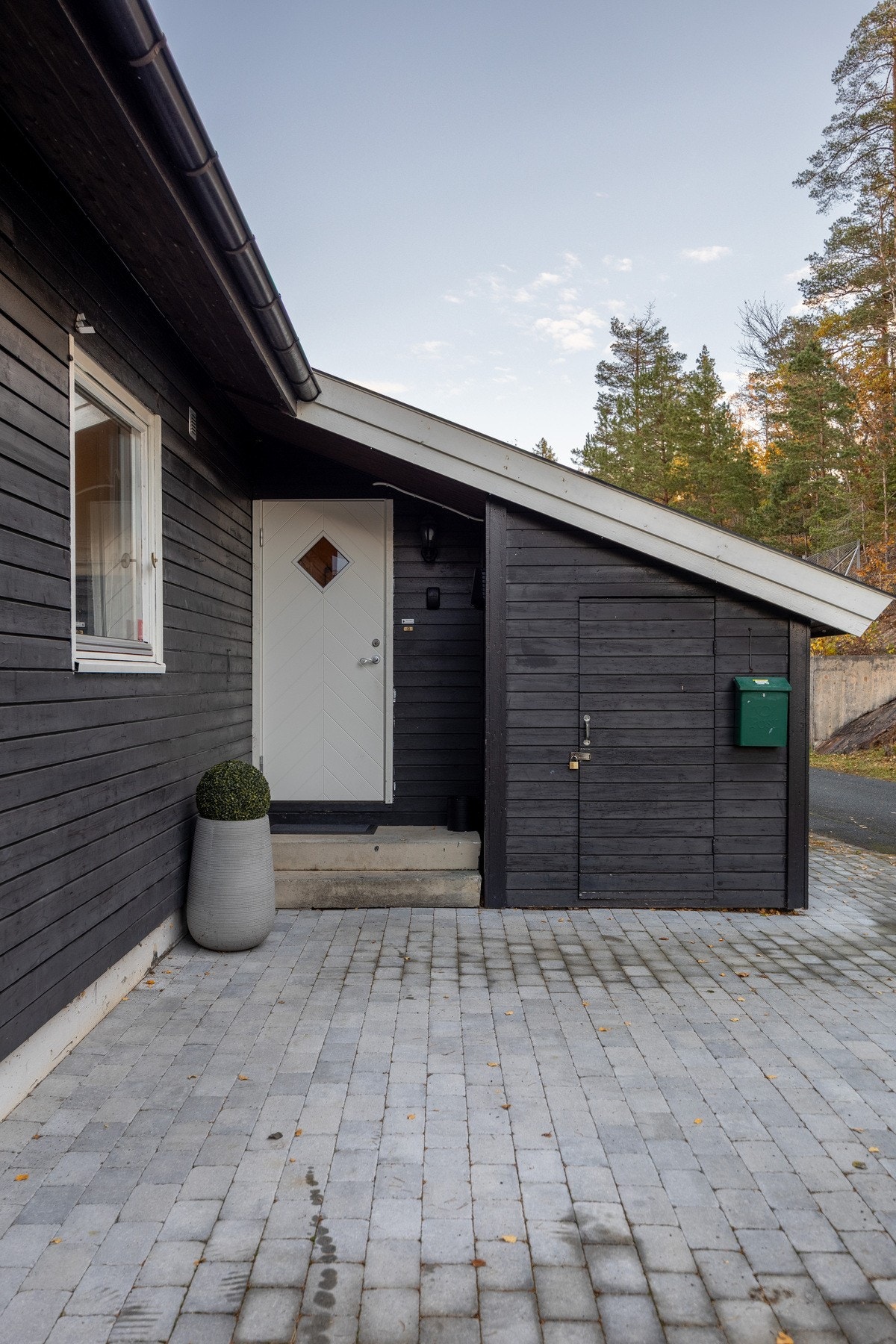 Pent opparbeidet inngangsparti. Det er en praktisk utvendig bod. Galleribilde