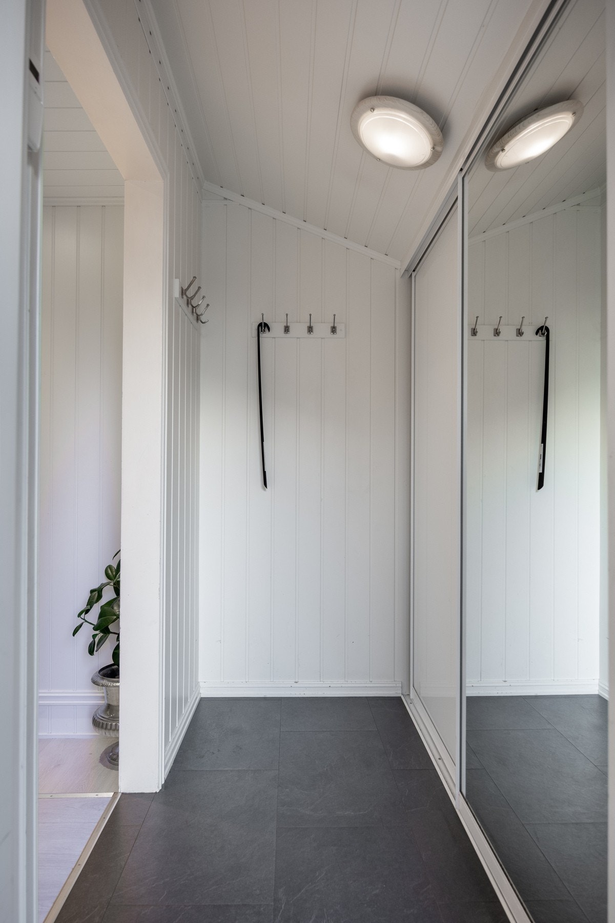 Entré med plass for klesoppheng og oppbevaring av sko. Galleribilde