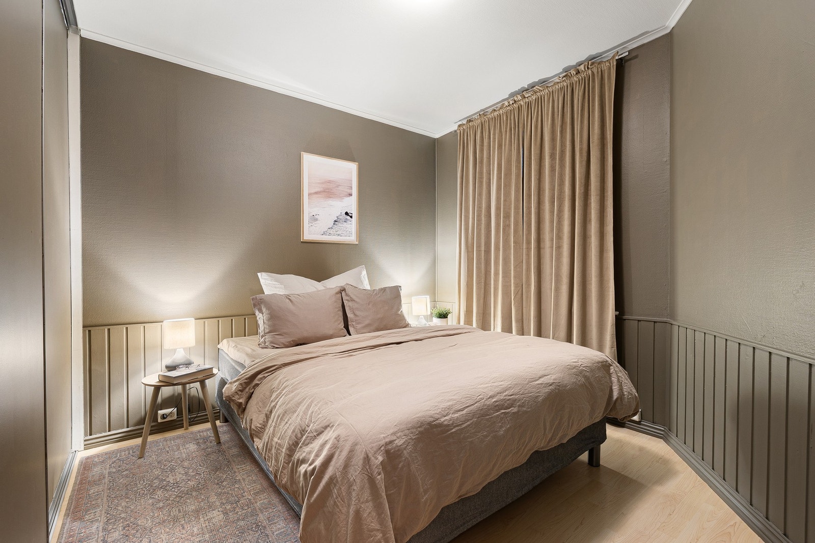 Hovedsoverom rommer 10,1 kvm og har god plass til dobbeltseng av god størrelse og annet ønskelig møblement. Galleribilde