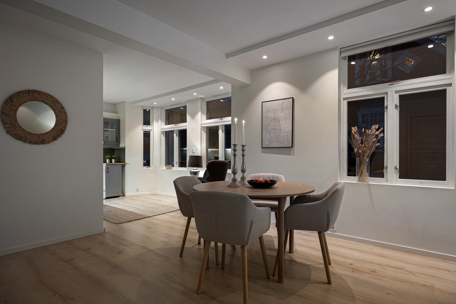 Spisebordet har sin naturlige plassering mellom stue og kjøkken. Galleribilde