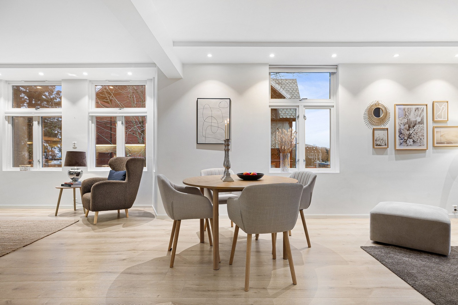 Listefritt rundt vinduer og i overgang vegg/tak skaper et moderne og delikat utrykk. Galleribilde