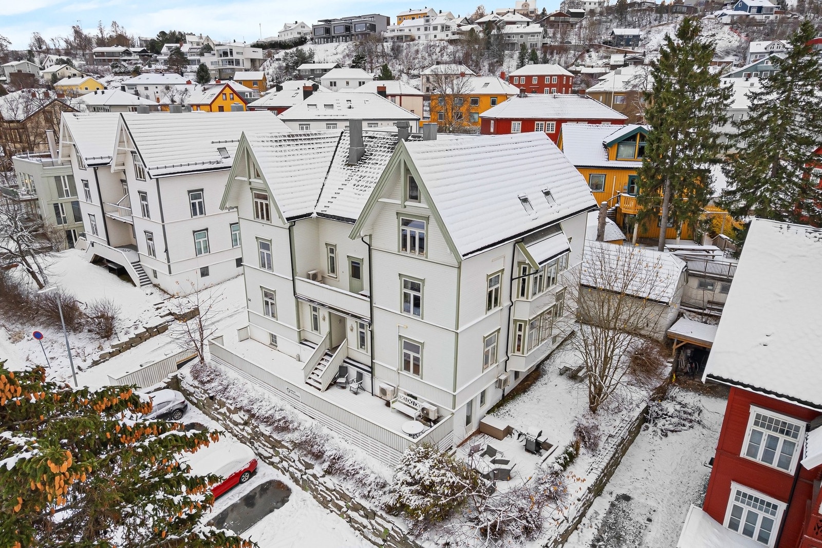 Fasade og deler av nabolaget. Galleribilde