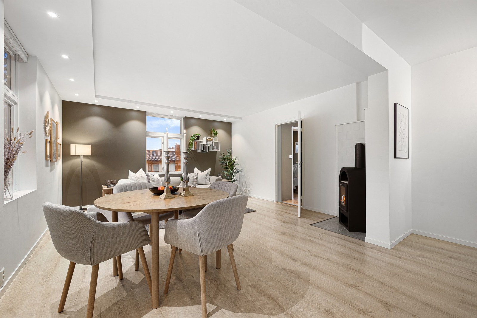 Leiligheten har en sentral men tilbaketrukket beliggenhet. Kollektivtransport er godt utbygd i området. Galleribilde