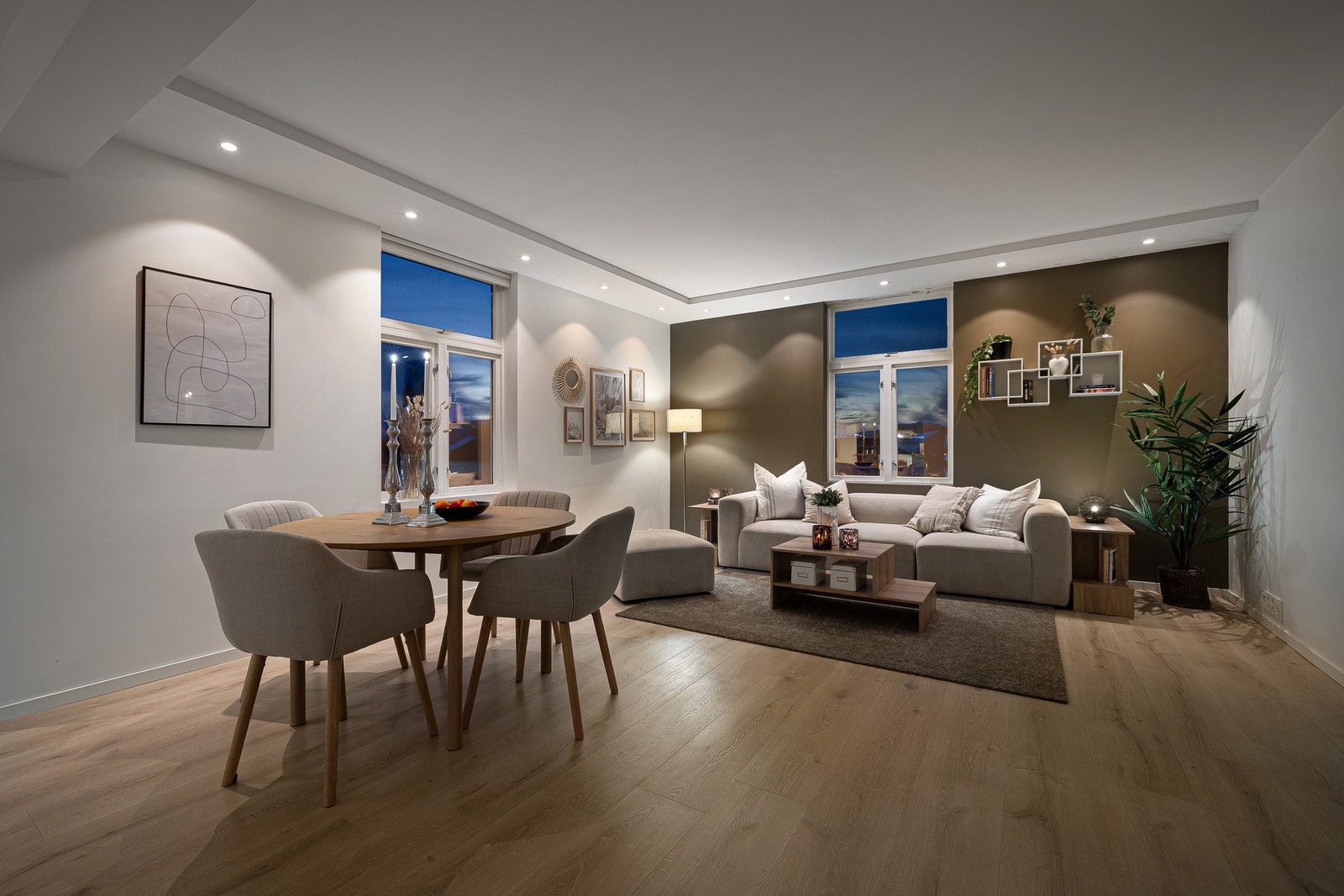 Hjørne beliggenheten sikrer lysinnslipp fra flere himmelretninger. Galleribilde