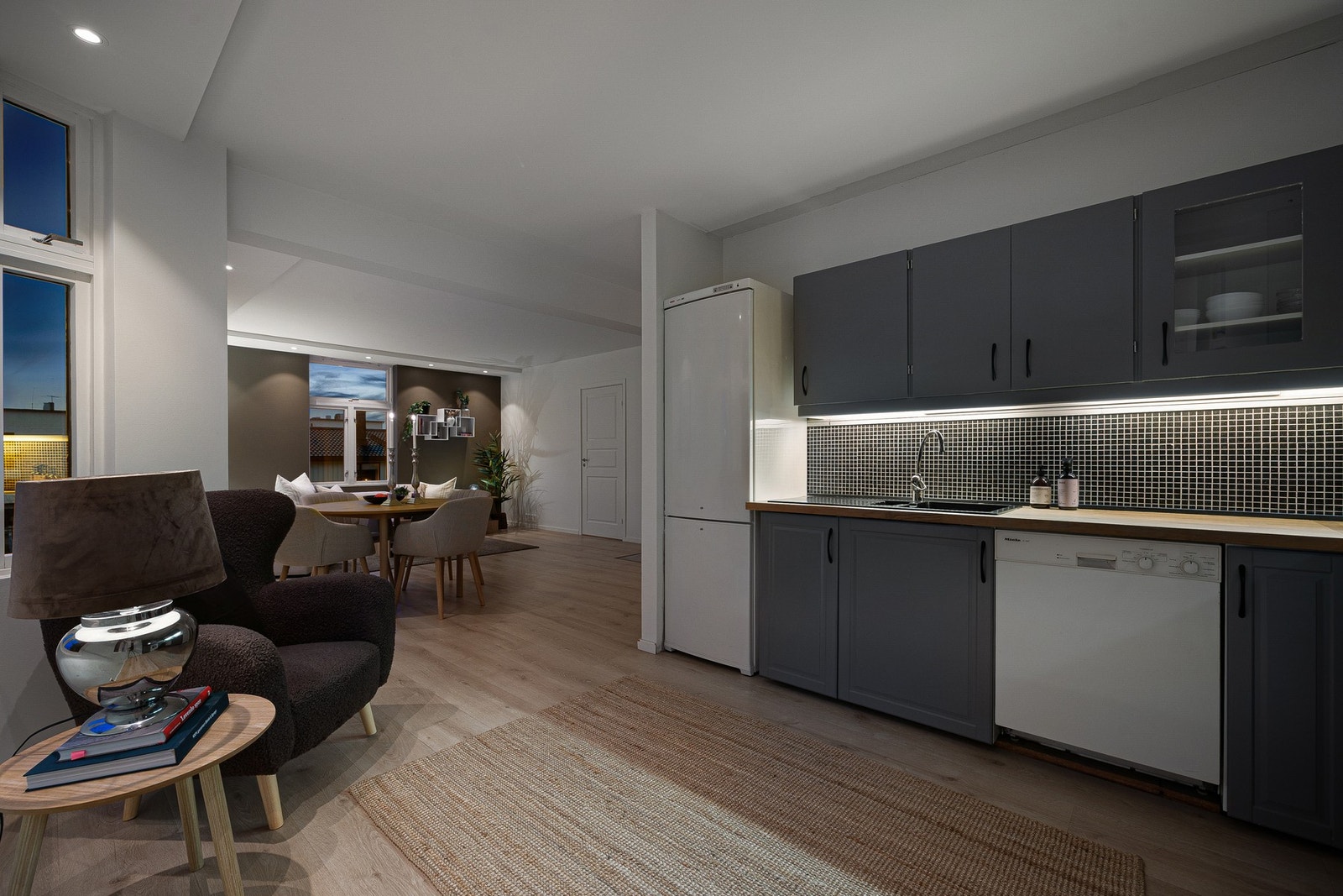 Kjøkkenet ligger fint adskilt fra stue, noe som forsterker de definerte sonene. Galleribilde