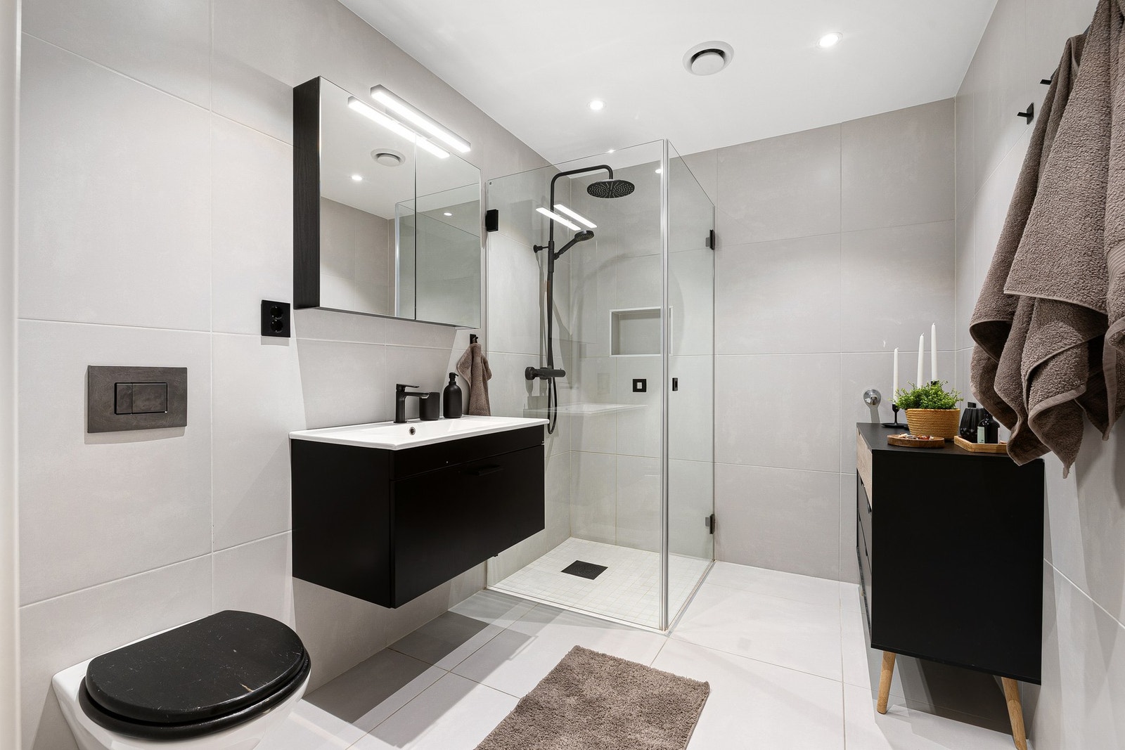 Boligen ble vesentlig oppgradert i 2019/2020. Her nevnes bl.a. bad, flere av de innvendige overflatene og komplett smartløsning med appstyring fra telefon. Galleribilde