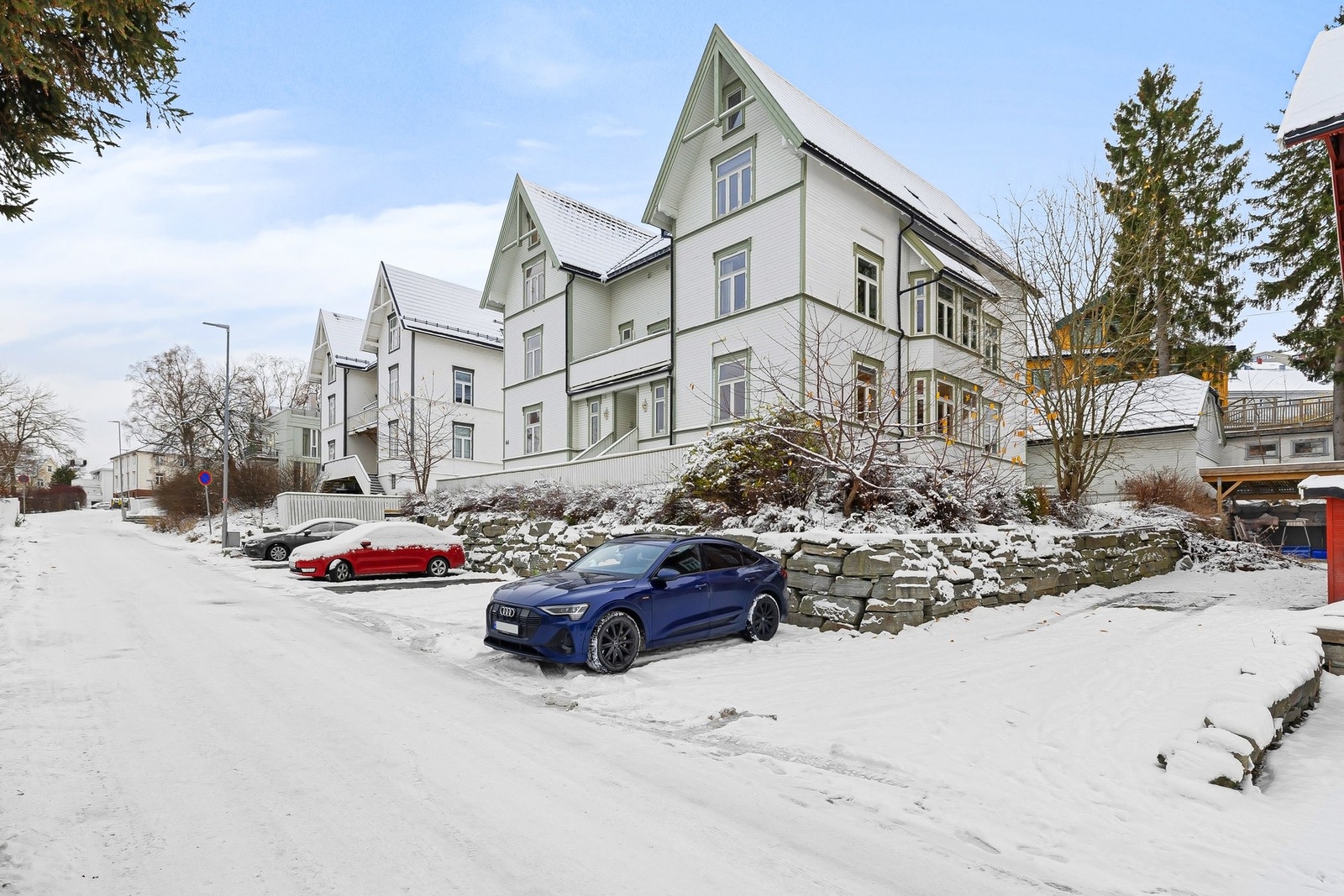 Leiligheten disponerer en parkeringsplass på eiendommen. Det er installert elbil-lader. Galleribilde