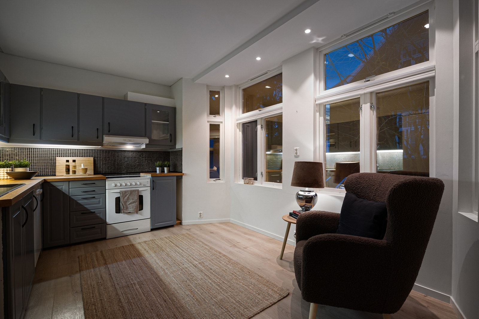 Størrelsen på rommet gjør at det også her er god plass for spisegruppe. Galleribilde