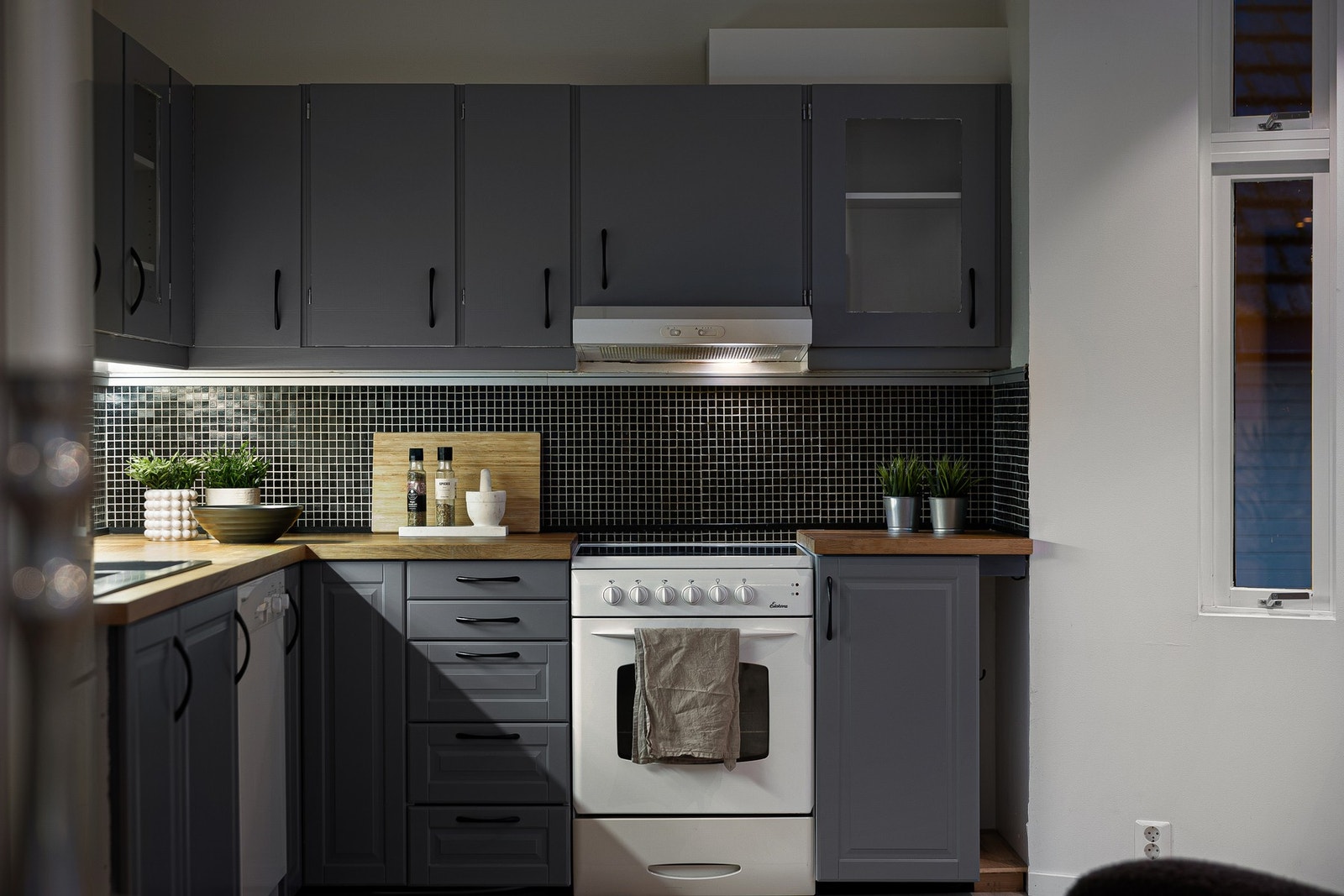 Flott mosaikkbelagt sone mellom over og underskap. Galleribilde