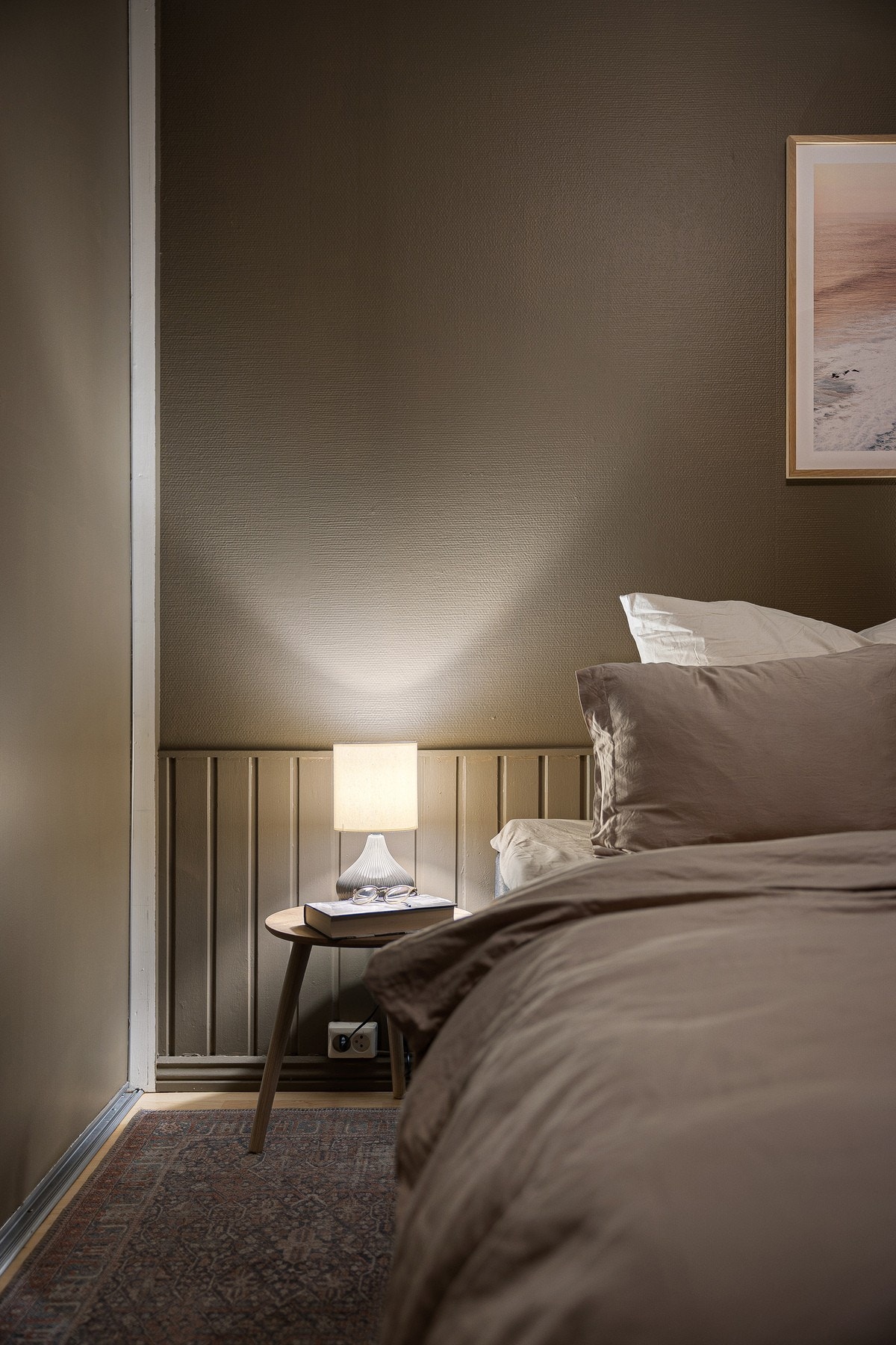 Soverommet er bl.a innredet med skyvedørsgarderobe som medfølger i handelen. Galleribilde