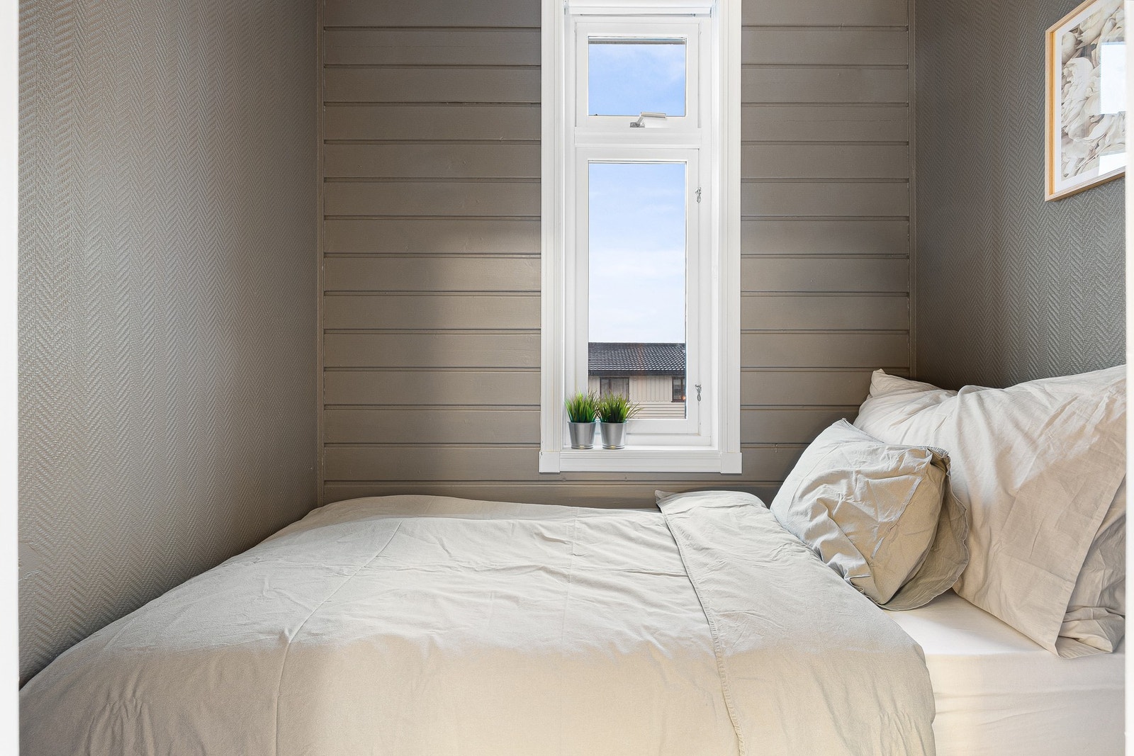 Det disponible rommet er i dag innredet og benyttes som soverom 2. Det bemerkes at rommet ikke tilfredsstiller gjeldende krav til dagslys (10% dagslyskrav i forhold til rommets bruksareal). Galleribilde