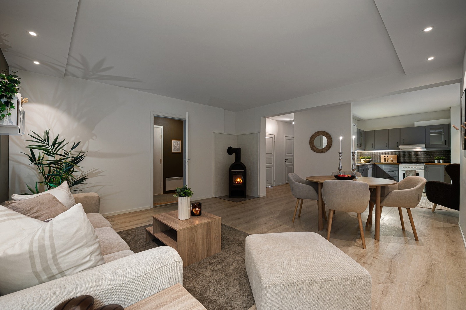 Leiligheten har en romslig stue noe som gir god plass til etablering av spise- og sittegrupper i sine naturlige definerte soner. Galleribilde