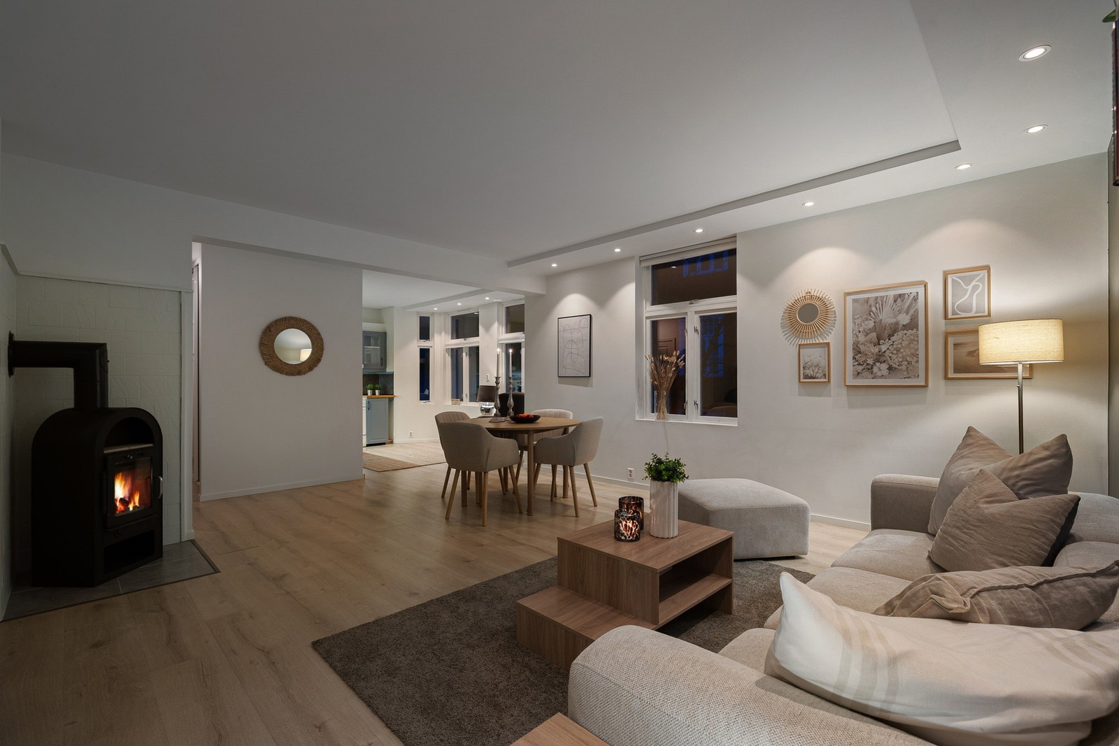 Leiligheten måler hele 70 kvm (BRA-i), og består av entré, bad, kjøkken, soverom, disponibelt rom og stue. Utover dette disponerer leiligheten utvendig parkeringsplass med lader, og ekstern bod i kjeller. Galleribilde