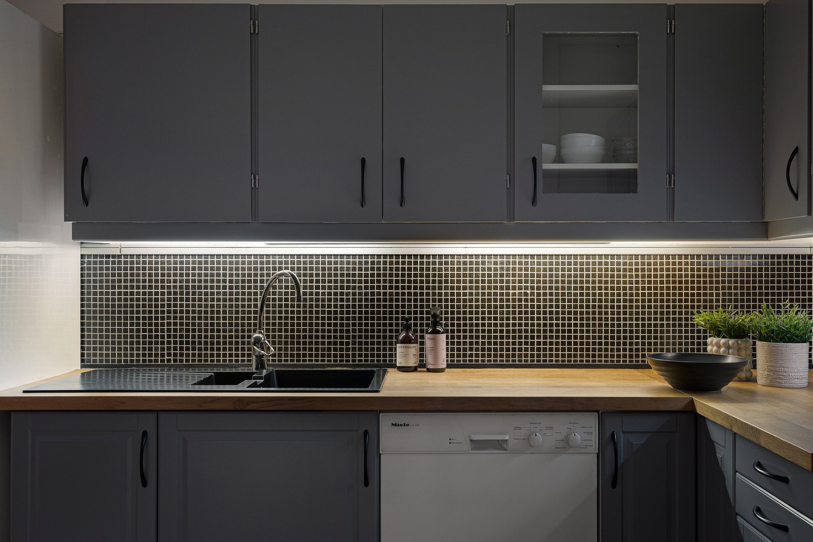 Hvitevarer på kjøkken medfølger i handelen. Galleribilde