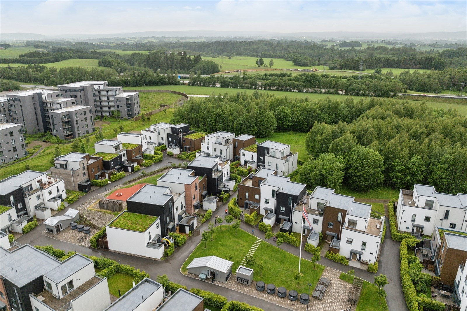 Et svært hyggelig og barnevennlig boligområde med bilfrie internveier. Her er det en glede å se barn sykle og leke ute i gatene. Velkommen til visning! Galleribilde