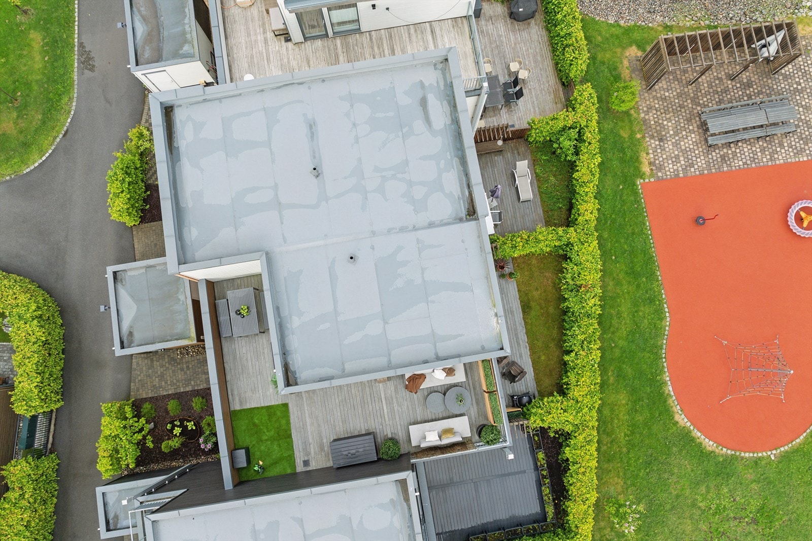 Her er et oversiktsbilde av eiendommen. Legg merke til de ulike uteplassene som gir gode muligheter for utendørs avslapning og sosiale sammenkomster! Galleribilde