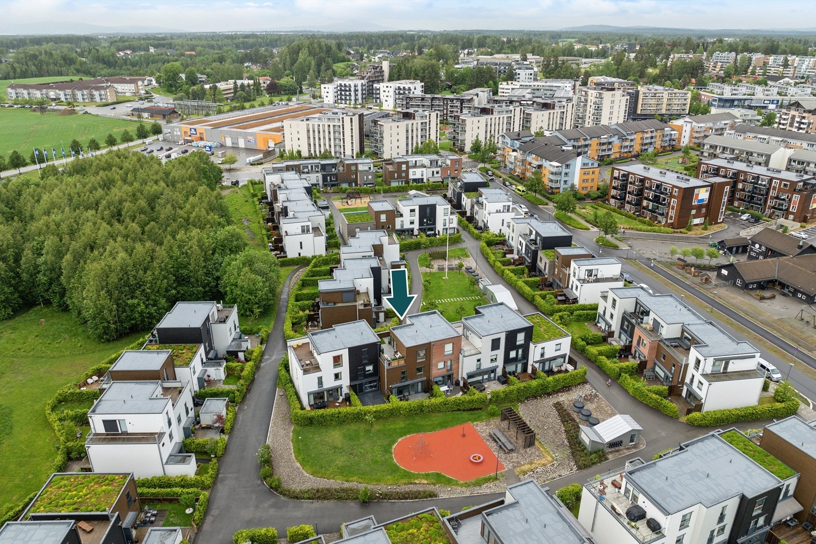 Eiendommen har en god intern beliggenhet på feltet med "tøffel-avstand" til nærliggende "Norlandia Romsaas" barnehage. Galleribilde