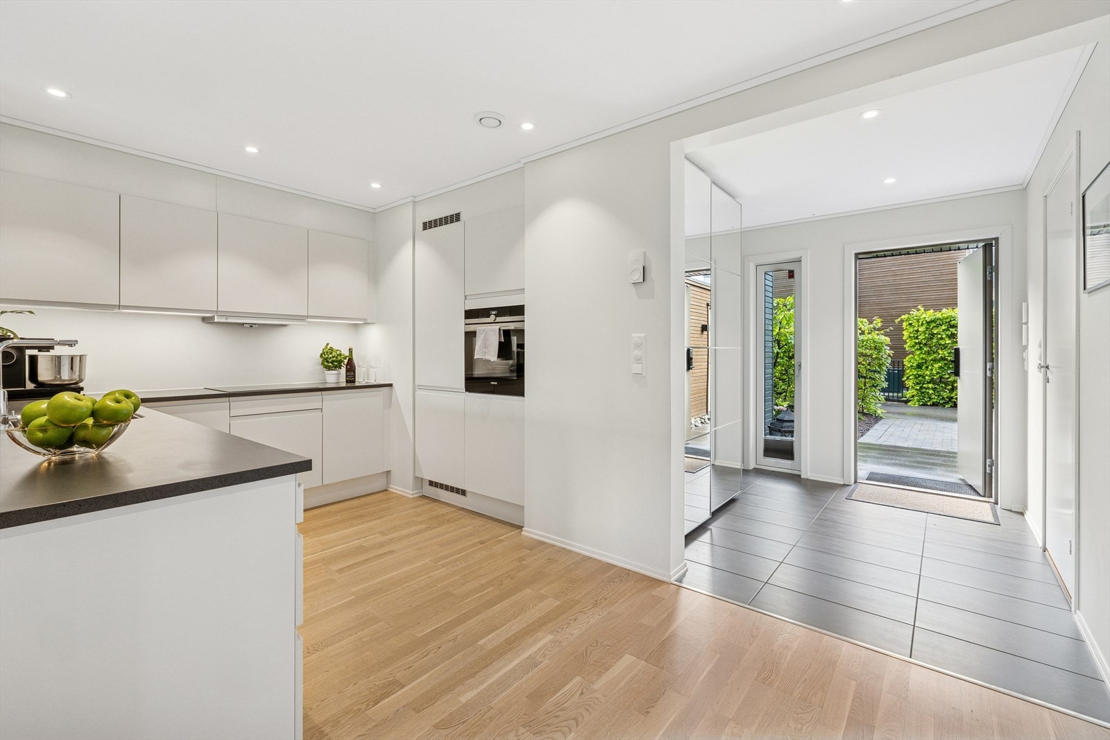 Lengre inn møtes vi av en åpen kjøkken/stue-løsning med vannbåren gulvvarme i entreen, kjøkkenet og stuen. Dette skaper en lys og innbydende atmosfære, perfekt for sosiale sammenkomster. Galleribilde