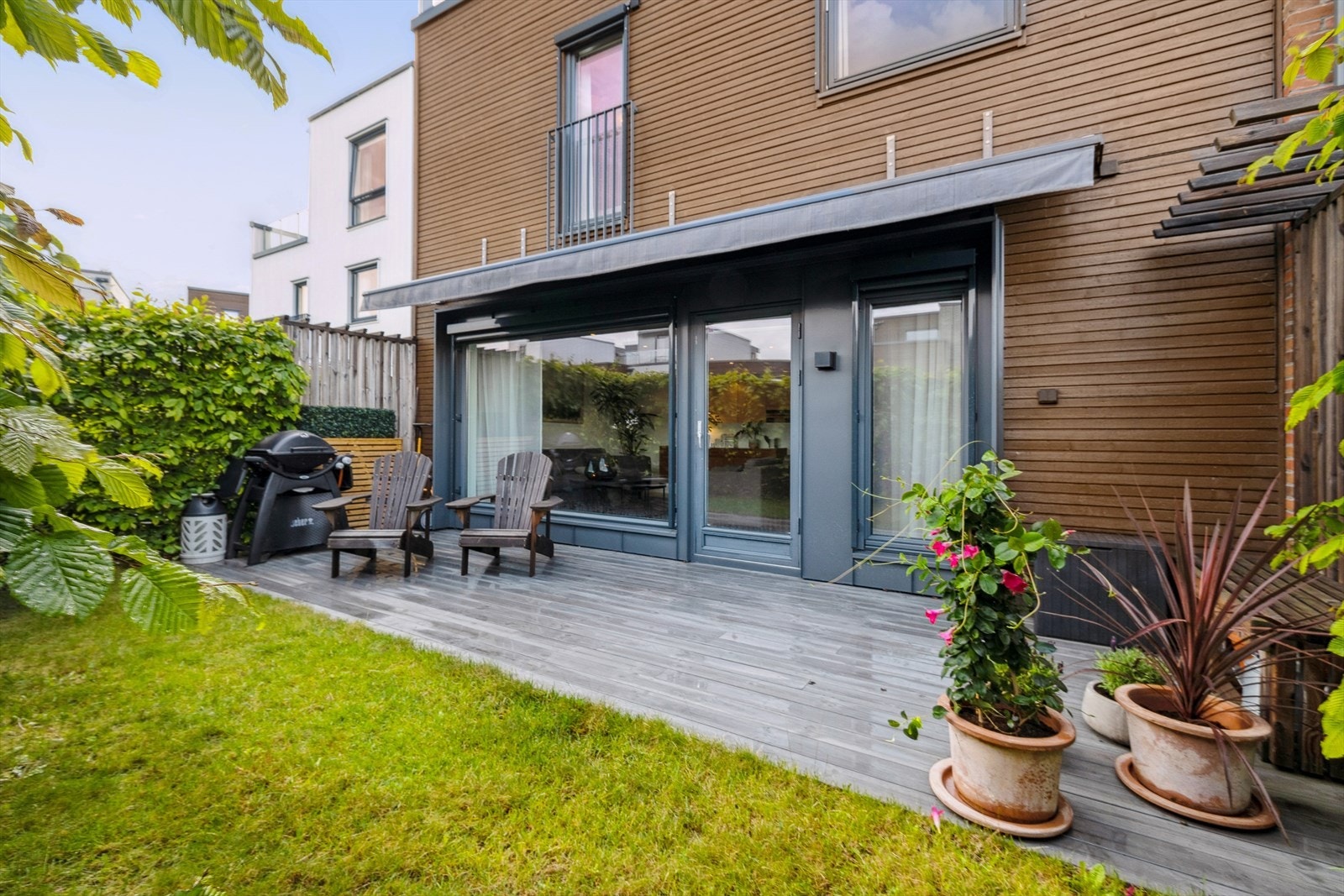 Dette er et nydelig rekkehus sentralt i Jessheim. Hjemmet har romslige oppholdsrom og lysinnslipp, med nærhet til fasiliteter, skoler og offentlig transport. Velkommen til visning! Galleribilde