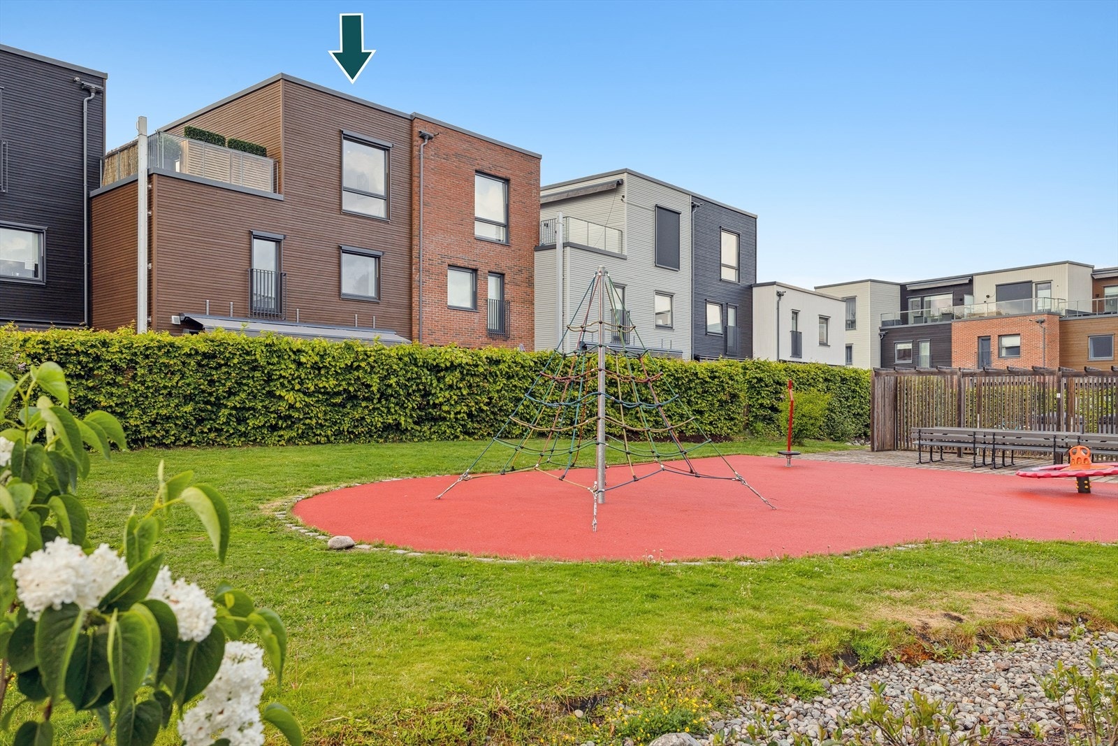 Fra eiendommen er det omtrent 15 minutters gangavstand til Jessheim sentrum, samt tog- og busstasjon. Galleribilde