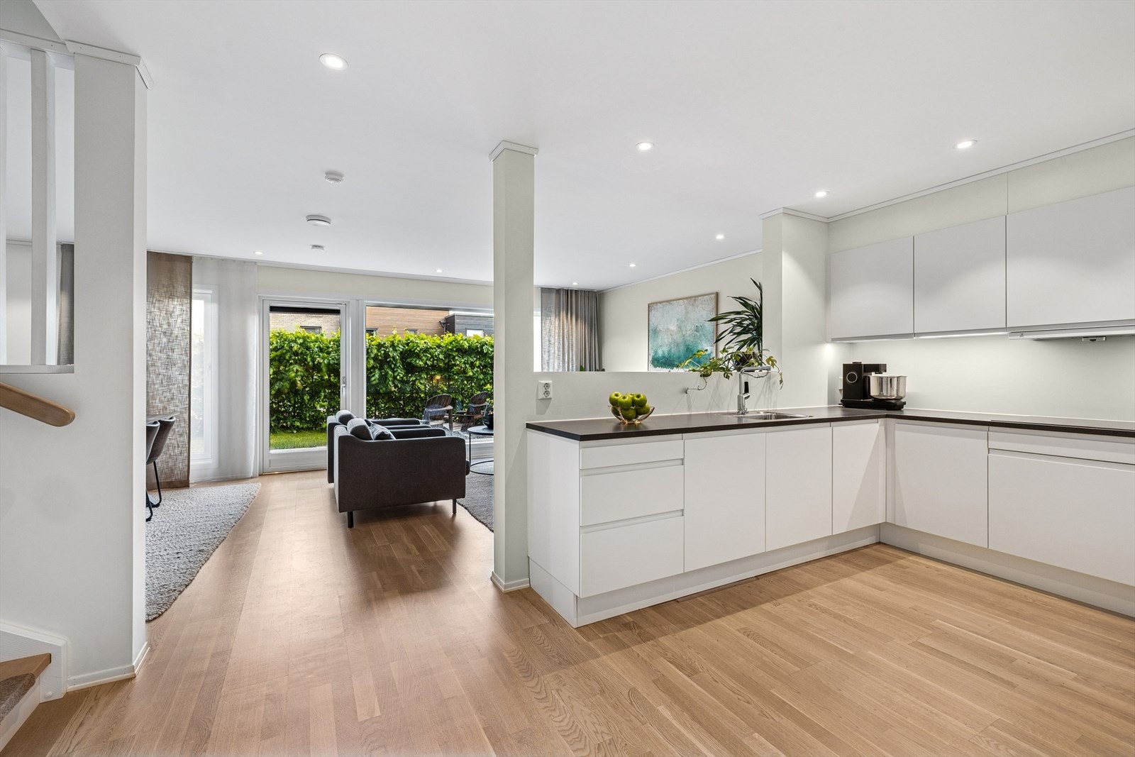 Eiendommen har en god planløsning som er godt tilrettelagt for familier med bla. 4 soverom, 2 stuer og 2 bad. Galleribilde