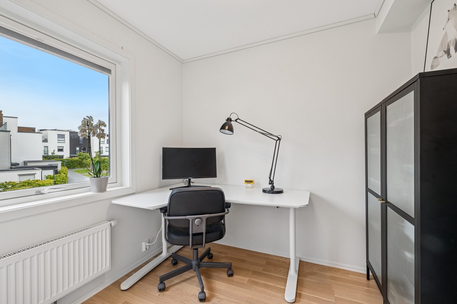 Det tredje soverommet i andre etasje er for tiden innredet som kontor. Soverom to og tre har plissegardiner. Galleribilde