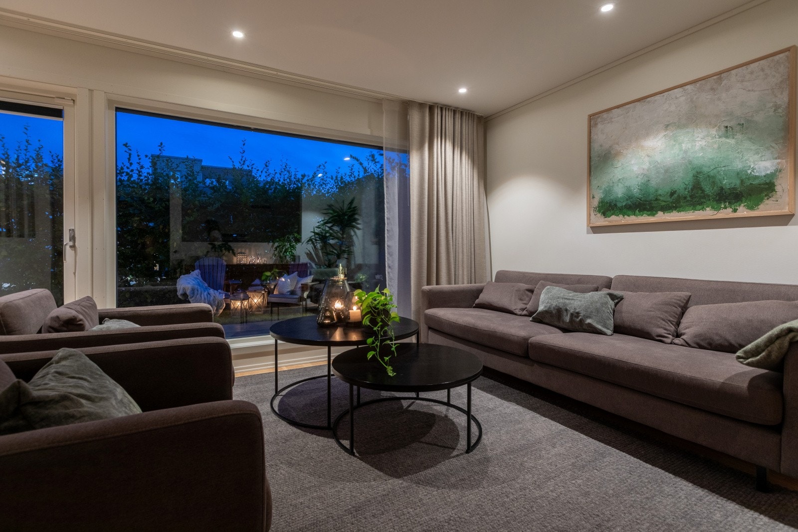 I tillegg er det vannbåren gulvvarme i hele første etasje, samt via radiatorer i andre og tredje. Galleribilde