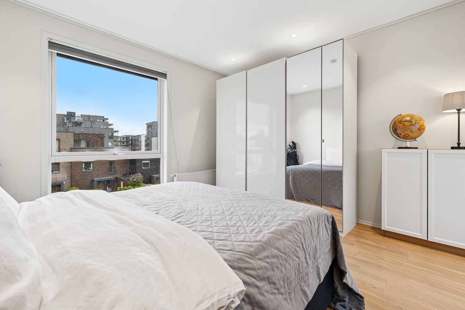 Soverommet er innredet med et garderobeskap som følger med boligen. Galleribilde