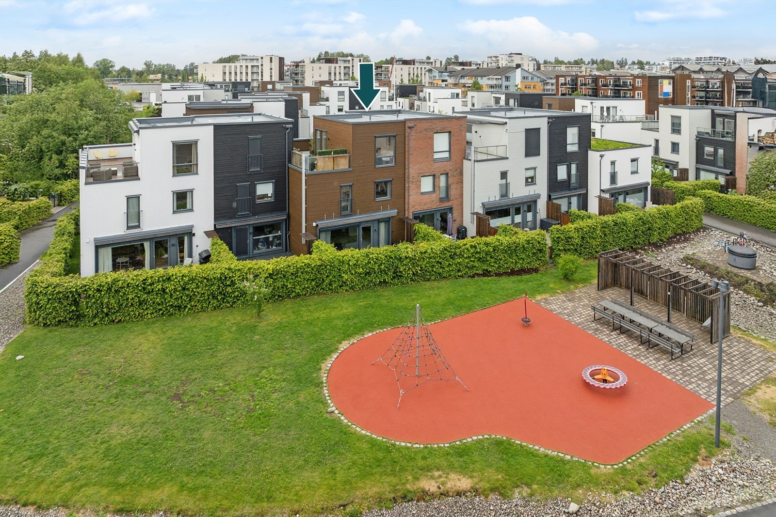 Sameiet tilbyr vakre fellesområder med flere lekeapparater fordelt på tre tun. I tillegg finnes det flere lekeplasser rundt omkring i området, som gir gode muligheter for lek og aktivitet. Galleribilde