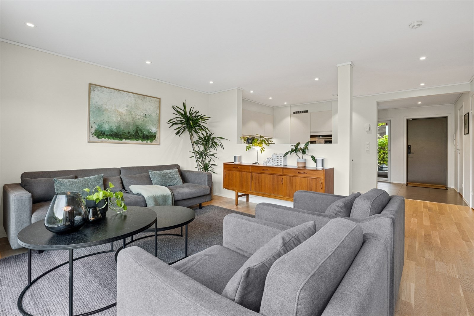 Funktionelt utformet kjøkken/stue-løsning som tilbyr rikelig med plass til både spisebord og sofagruppe. Dette skaper en innbydende og sosial atmosfære, perfekt for samvær med familie og venner. Galleribilde