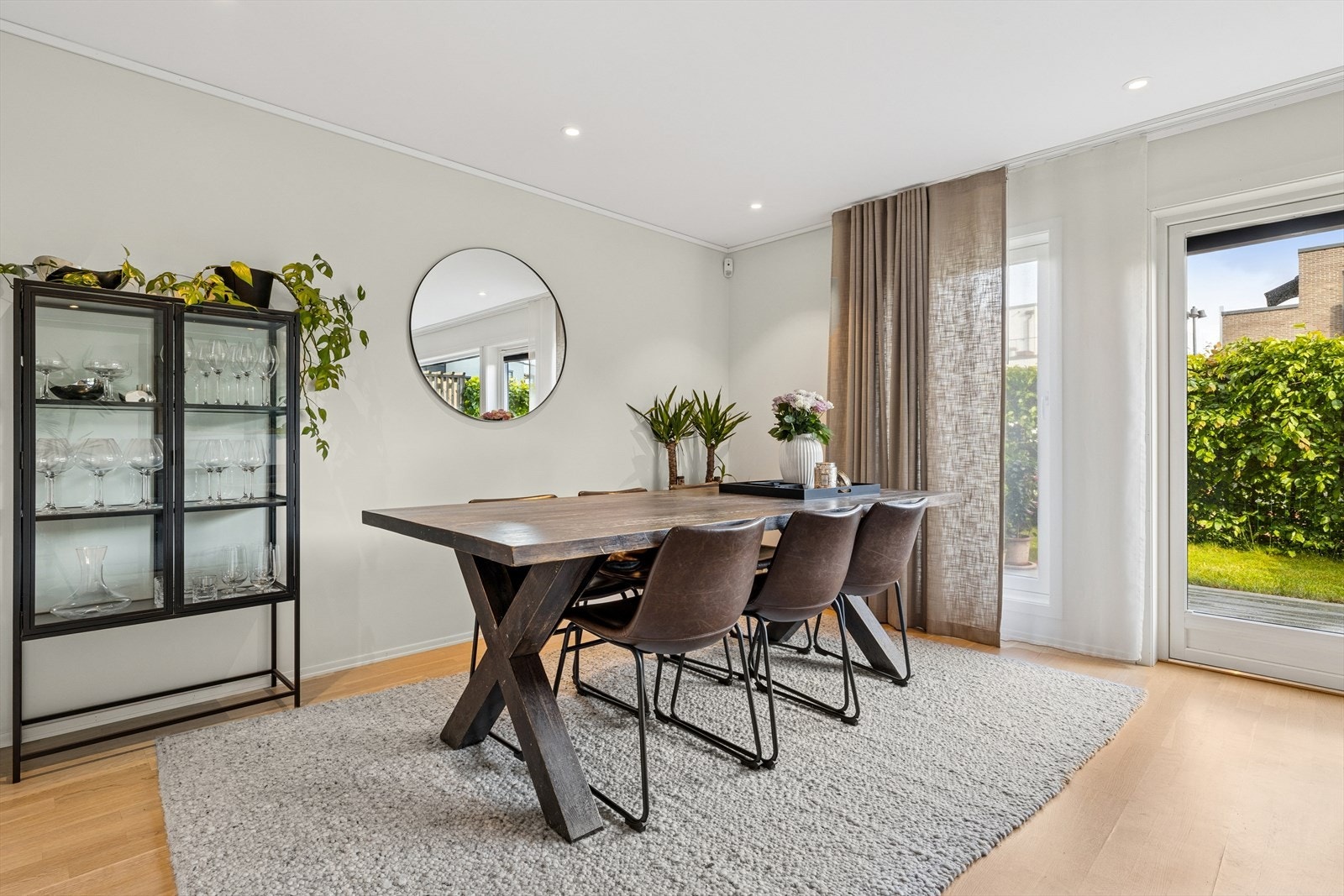 Det er gjort klart for montering av lyskilder i taket, slik at man kan supplere med ekstra belysning i tillegg til downlightsene, hvis ønskelig. Galleribilde