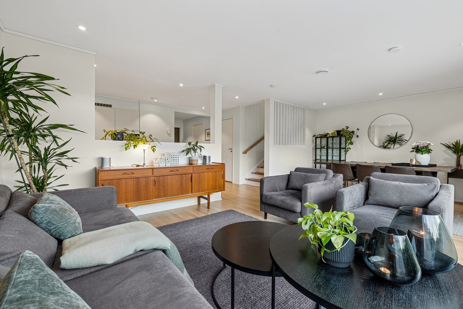 Den åpne løsningen fremmer sosial interaksjon mellom de som lager mat og de som er til stede. Galleribilde