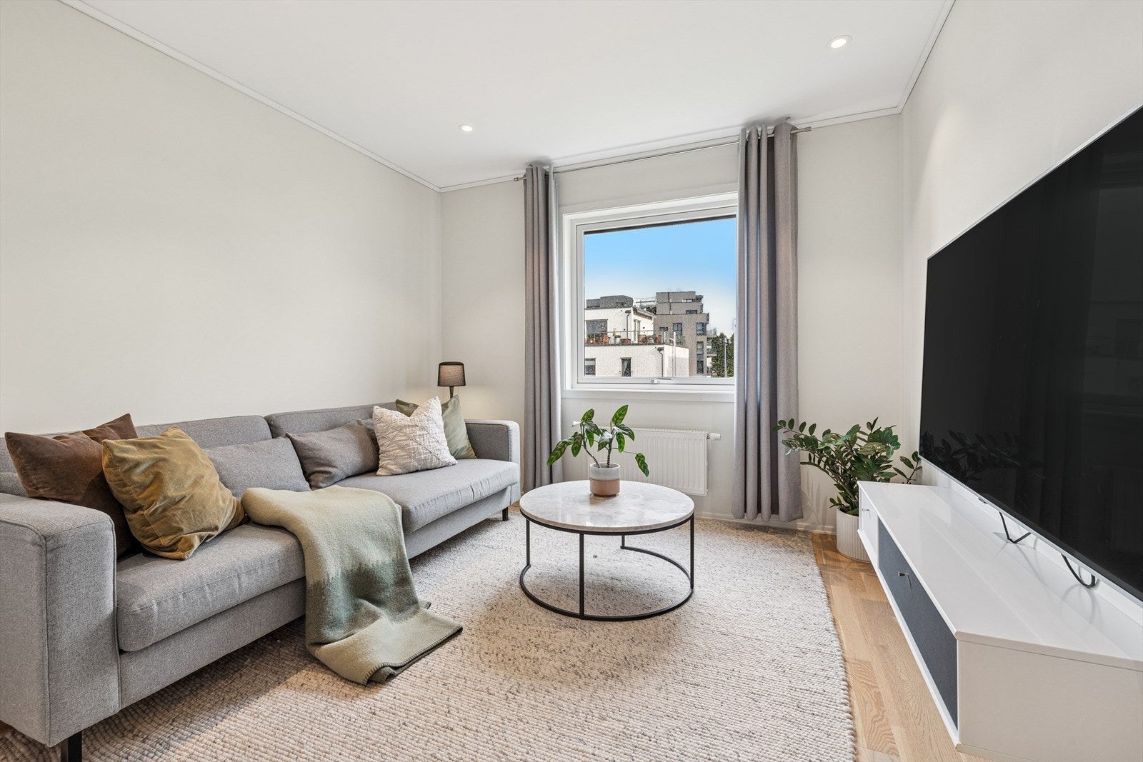 Andre etasje er innredet med tre soverom, en stue og et bad. Det er også installert elektriske, utvendige screens for solskjerming. Galleribilde