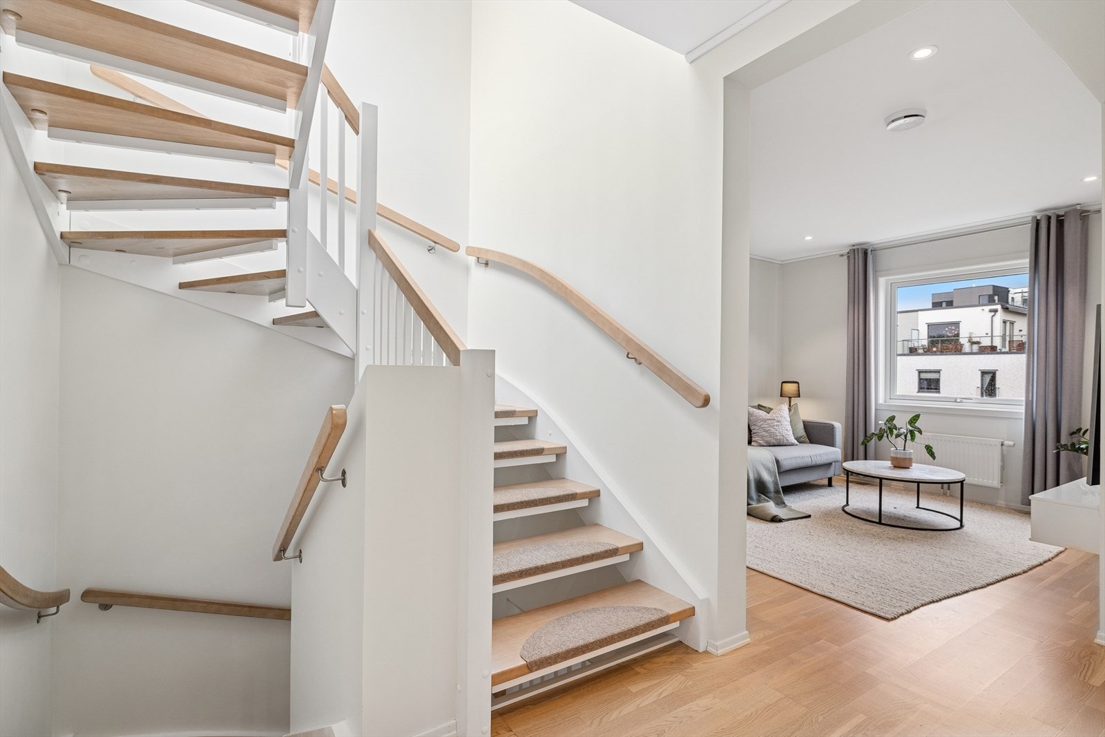 Fra en flott tretrapp går vi videre opp til andre etasje Galleribilde