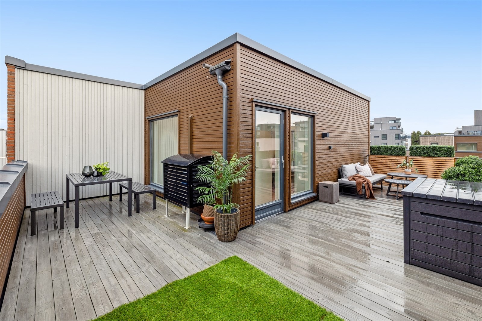 I tredje etasje kan du nyte en romslig takterrasse på omtrent 37 kvm, perfekt for avslapning og sosiale sammenkomster. Galleribilde